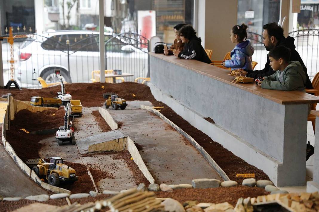 Kafenin ortasına inşaat sahası kurdular: Gençler değil yetişkinler sıraya girdi 2